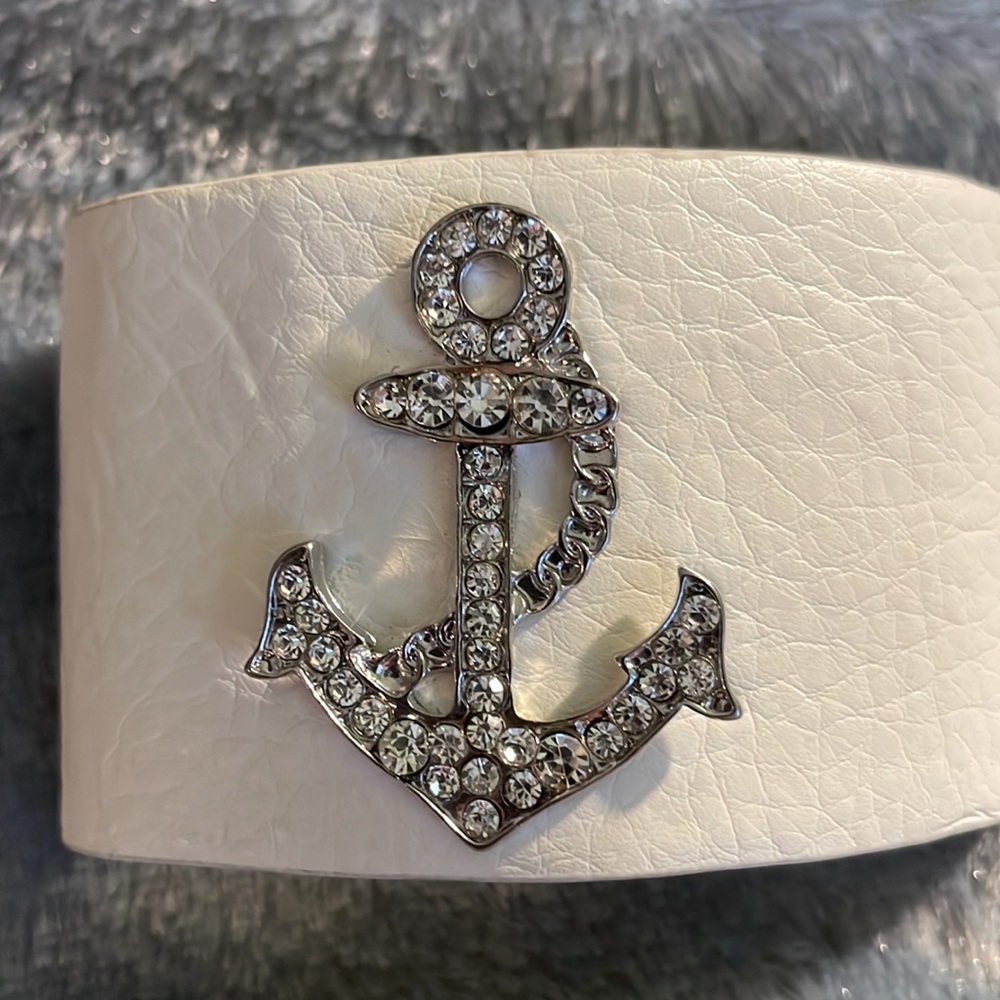 Price drop🎉🎉bundle 2 for 15 🎉Yik Fung ivory leather bracelet crystal anchor